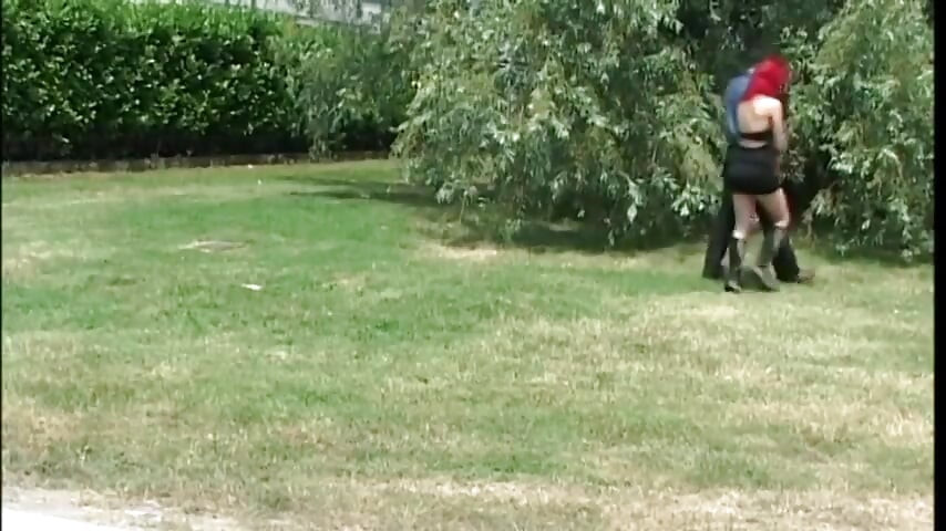Transsexuală roșcată se bucură când tipul ei îi lărgește curul