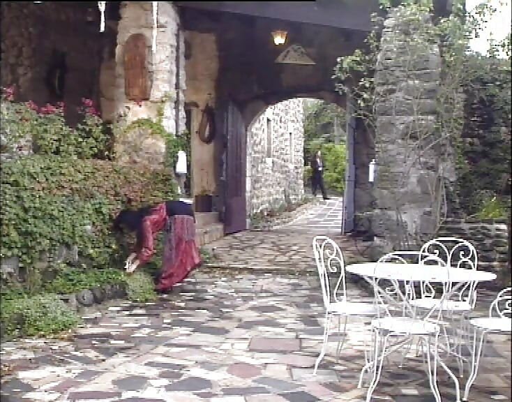 18-jarige brunette tiener wordt gegrepen door een oudere man. Intense ontmoeting in de buitenlucht!