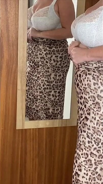Vgq5 Aunty Sandra Does a Very Sexy Strip for You