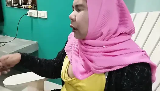 Penjual itu dikhianati oleh bawahannya saat menjual lipstik secara langsung.