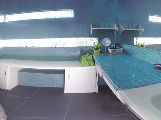 Wanita semok lagi asik masturbasi di kamar mandi sambil nonton pasangan lagi asik ngentot