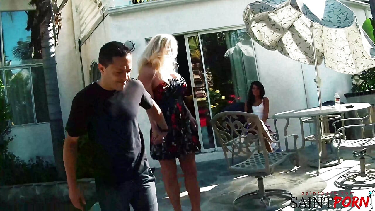 Luccio E Carità Beccano La Babysitter Nuda