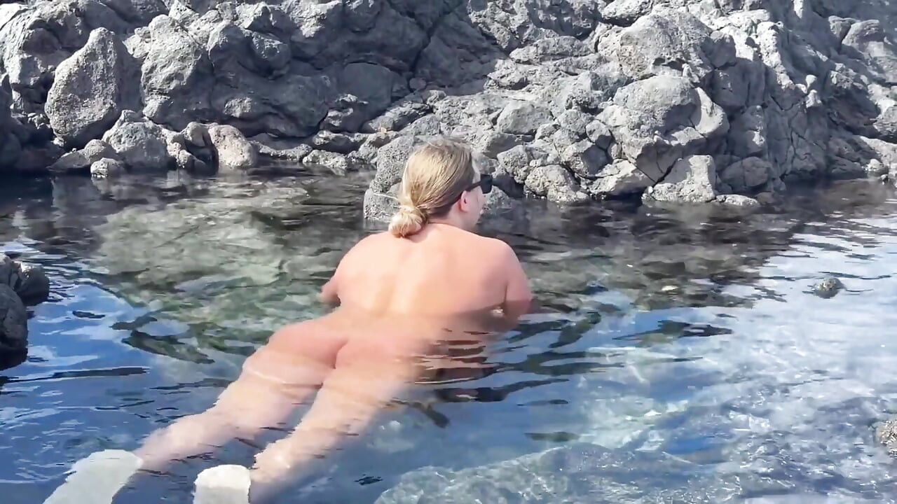 Nudistisches Mädchen, Nackt Im Natürlichen Pool Im Freien Schwimmen