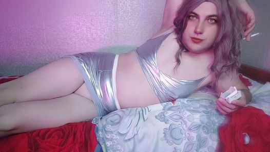 Fumer une sirène sexy femboy dans une chambre sexy, blonde mignonne, travesti, strip-tease, corps blanc, cuisses, petite bite