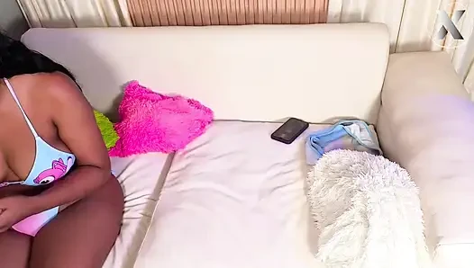 İki lezbiyen birbirlerinin vajinasını yalaarak orgazm oluyor