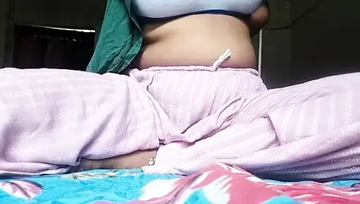 Desi hot housewife fingers pussy, remembering her boyfriend and pulling water out of her pussy