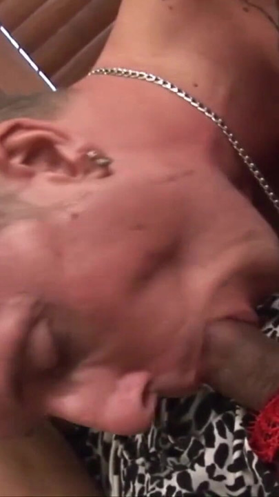 一点点精液永远不会在Trannybizzare伤害任何人 | 短片 1