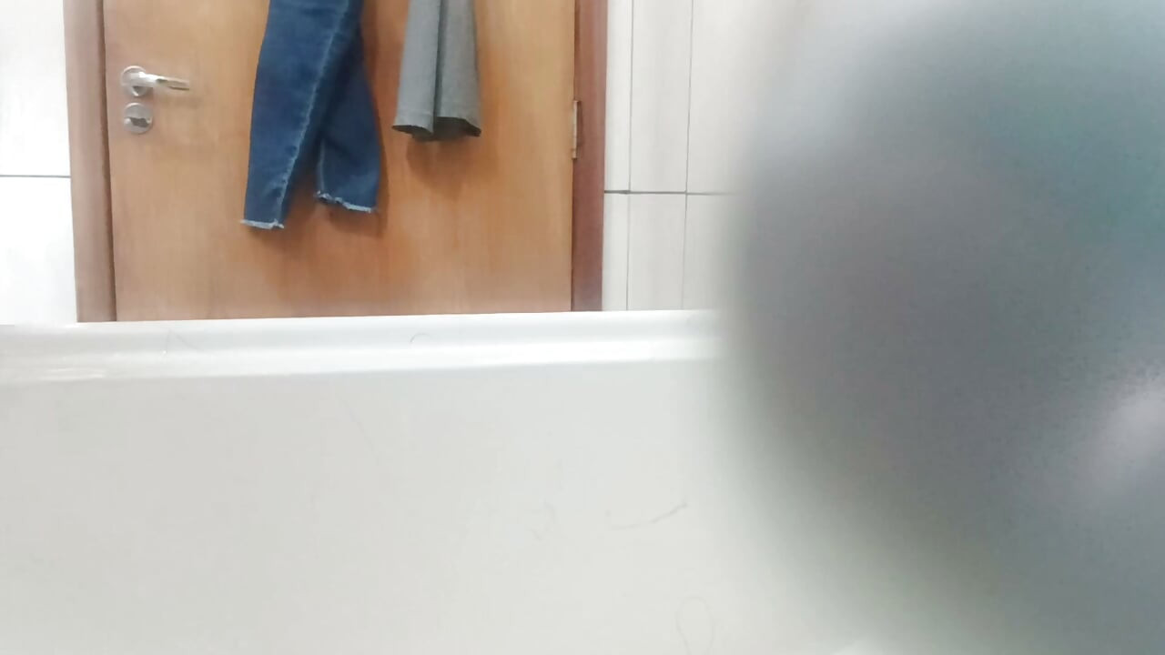No banheiro, se masturbando com o desodorante