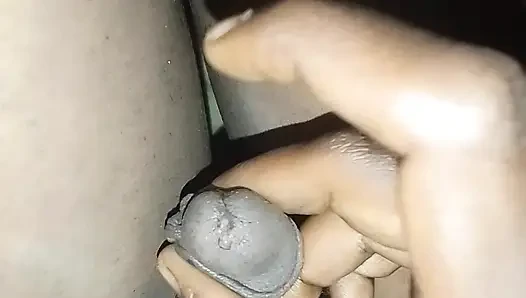 Evde yalnız adam gece yarısı mastürbasyon yapıyor, gecelik