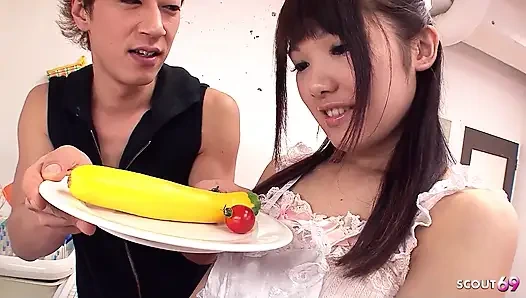 Gadis remaja asia digodain sama bosnya sendiri sebelum memek sempitnya dientot habis-habisan