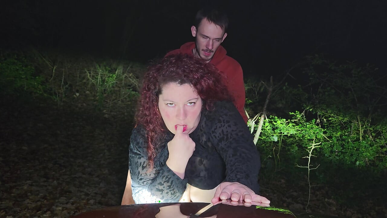 Pequeña perra follada en un bosque en medio de la noche