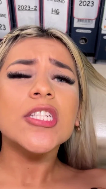 Atemberaubender moment von "Vollbusige latina-Chefin Naty Delgado fickt bewerberin hart im büro und bekommt ihre muschi mit sperma gefüllt"