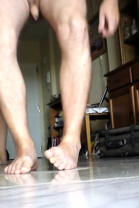 ジョンは仰向けに寝転がって床のあちこちにおしっこをしている