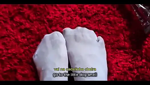 Жестокая великанесса приказывает своему жалкому малышу понюхать ее киску