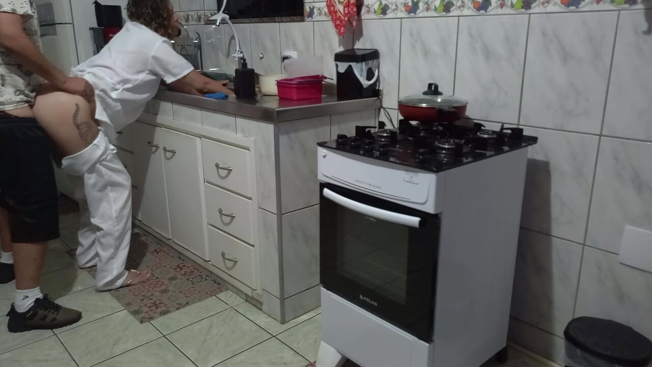 Une soubrette se fait utiliser le cul pendant qu’elle fait la vaisselle.