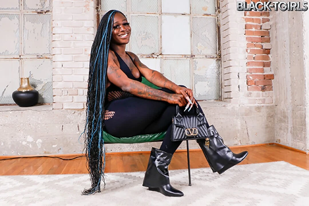 BLACK TGIRLS - Svart Tgirl med stora bröst och kuk onanerar