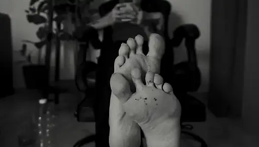 Эй, неудачник, смотри на мои грязные ступни, твоя итальянская богиня