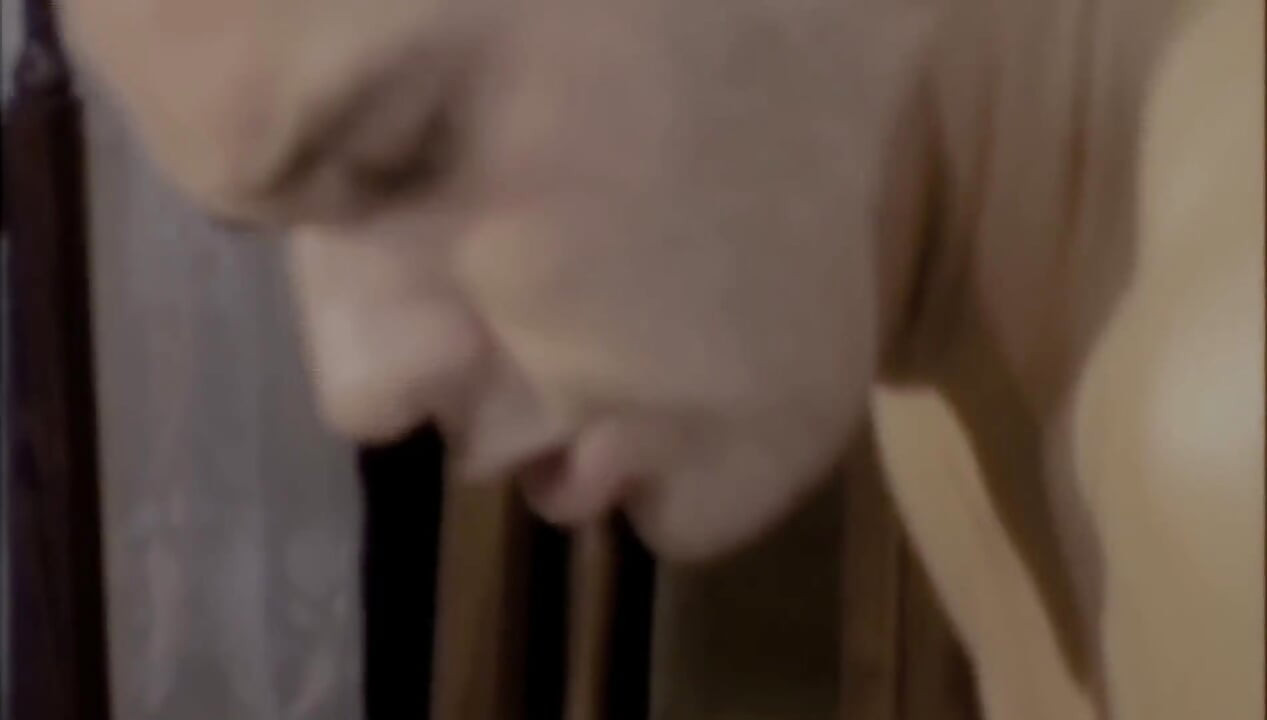 Daje mu porządny masaż, a on pieprzy ją w cipkę i tyłek