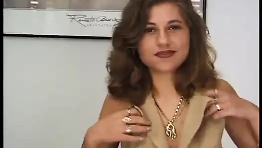 Esmer kız kamerada dans ediyor ve azdırıyor