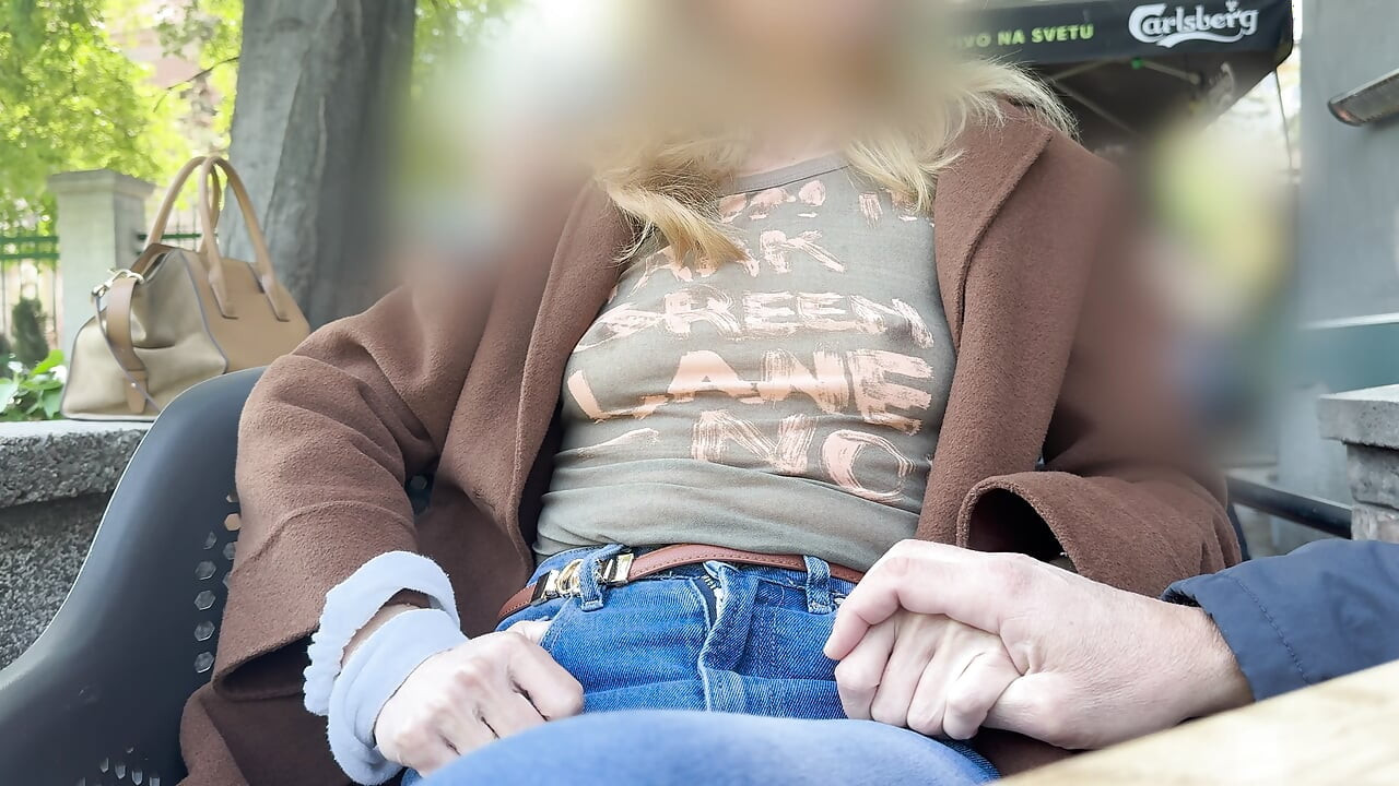 Kocamı törpülü gömlekle azdırıyor oudoor kahve yerinde büyük pirsingli meme uçlarını teşhir ediyor