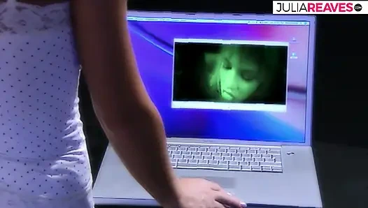 Cewek lesbian saling ngentot pakai dildo setelah ciuman mesra