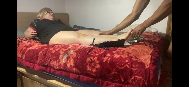Olgun evli kadın Jamaikalı büyük zenci eline alıyor. Irklararası masaj