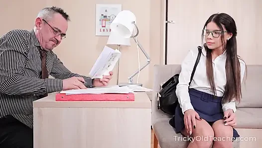 Hayal kırıklığına uğramış öğretmen en iyi öğrencisini cezalandırıyor