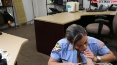 Latina de casa de empeño en cuatro para  policía después de mamada - en primer plano
