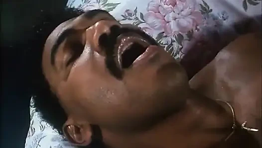 Большой черный член в волосатой киске в заднице... сперма в рот