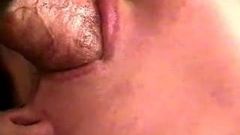Gruba lepka bliska sperma zastrzelona w ustach dziewczyny przez rb