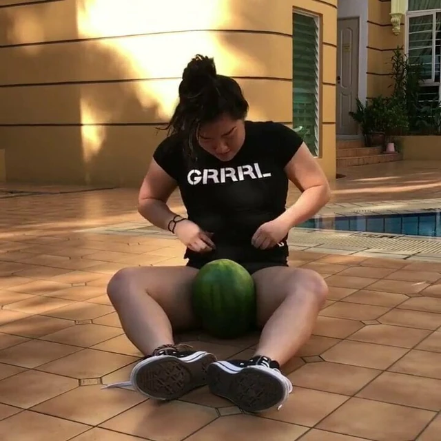 Crushing watermelon