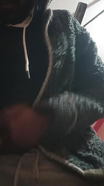 Ismaatdeva, fille indienne infidèle, se baise à fond était sur un canapé