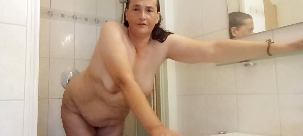 德国熟女BBW洗澡时晃动着肚子
