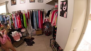 Η ανυπόμονη χαριτωμένη πίτα Juniper Ren είναι εθισμένη στο σκληρό σεξ του Nade Nasty!