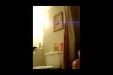 An amateur has fun with her boyfriend in the bathtub