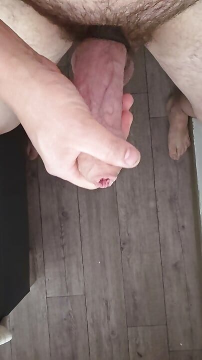Pajeándome una polla preciosa, correrme a gritos con un plug en el culo