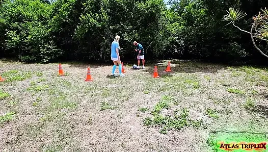 Futbol koçu kadın oyuncuyu ve üvey annesini sikiyor