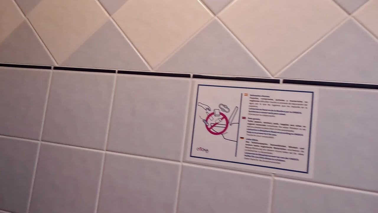 สาวรุ่นแม่น่าเย็ดหีเปียกฉี่ในกางเกงในบิกินี่