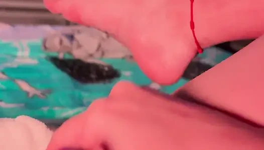 Я обожаю это, когда я попаду домой из университета и начинаю мастурбировать, моя вагина становится очень мокрой.