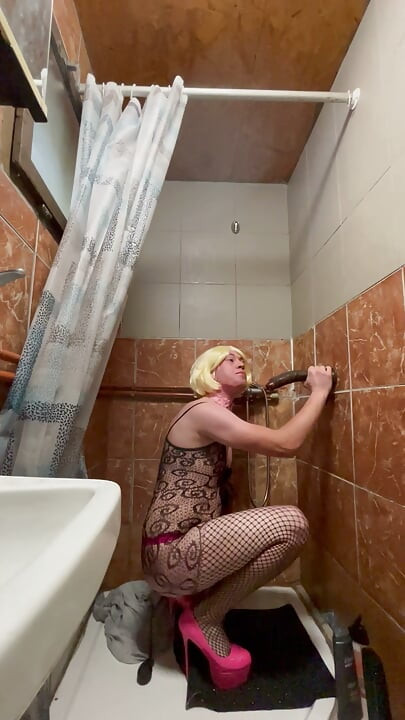 Hloupá sissy děvka se uspokojuje obřím černým ptákem