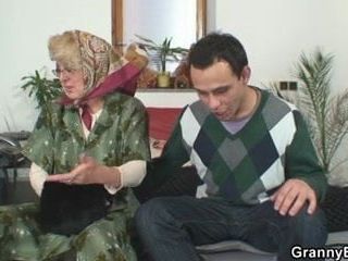 Eenzame oma behaagt een jonge dekhengst