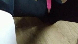Симпатичная маленькая сисси практикует дрочку ногами в черных чулках