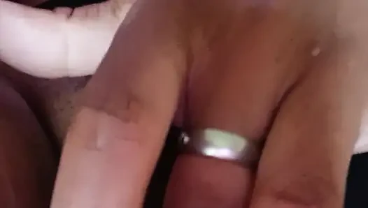 Junges mädchen masturbiert