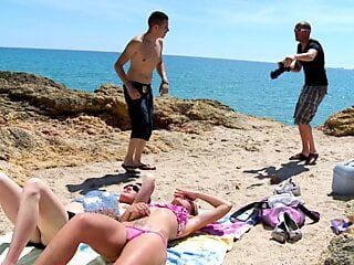 Sexo en la playa dos amigos se encuentran con dos jóvenes amigas