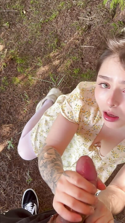 Knull meg hardt før noen ser oss! Vakker kjæreste knuller meg på vår FØRSTE DATE i skogen