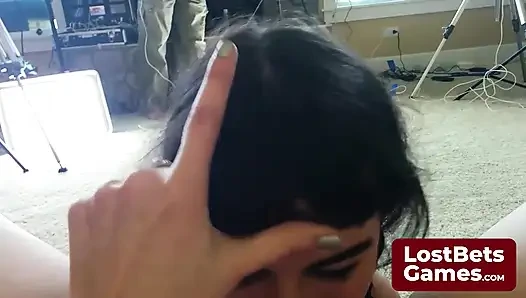 Ein gewagter Strip Air Pong-Move lässt den Schuss eines Gegners wild werden