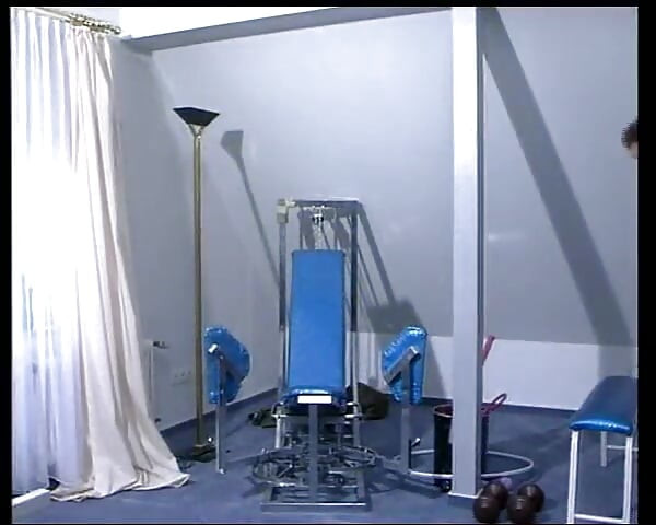 Această gagică germană este aici pentru a fi futută de Instructorul de la sală
