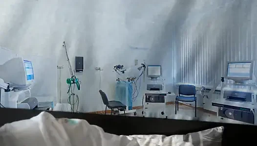 Arzt isst in medizinischer maske und handschuhen