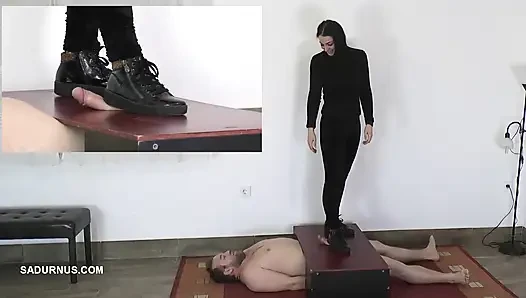 Sahibe Dyanna köle orgazm olurken çiğneniyor! Resimdeki Resim