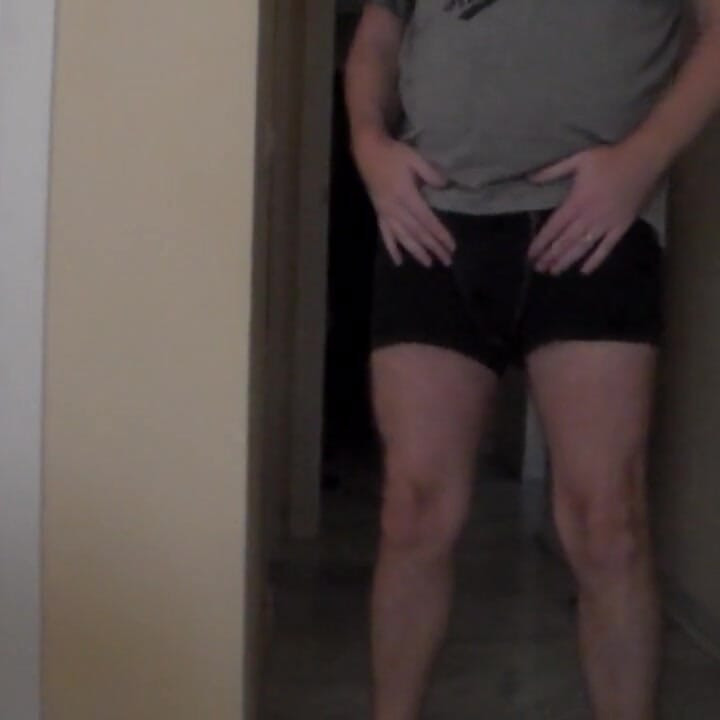 ジョンは寝室で彼の下着でおしっこをしている